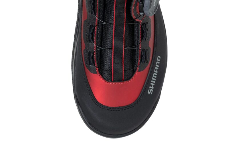 爪先をしっかり保護するラバーミッドソール