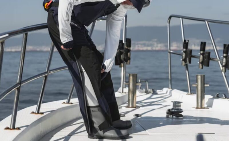 股上まで大きく開く両開きサイドファスナー