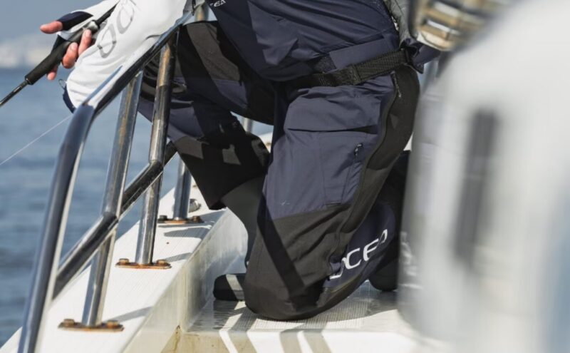 摩耗しやすい膝・ヒップ・裾には高強度200Dナイロンを配置