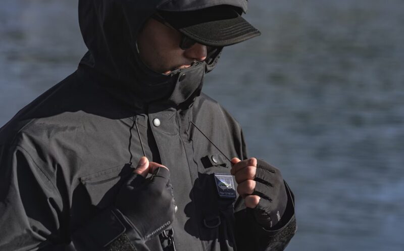 フードも裾も、風に抗う設計