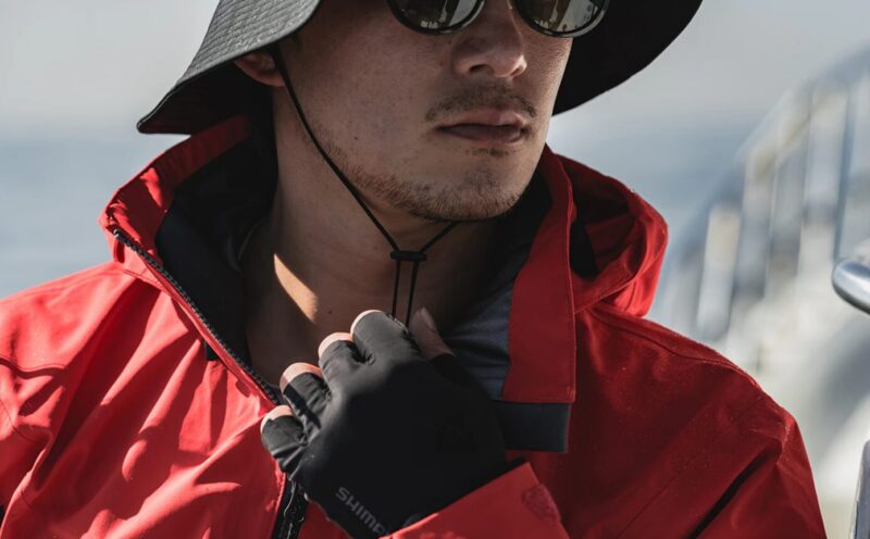 顎紐はシリコンパーツで調整可能