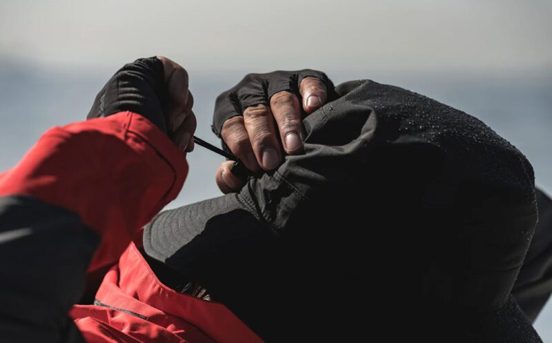 頭のフィット感を調整できるアジャスター付き